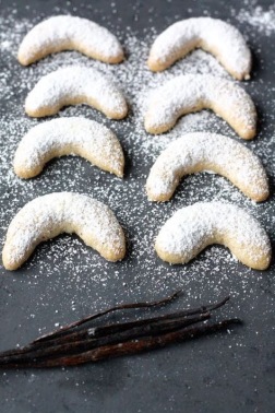 Vanillekipfelr (Crescent moon cookies)